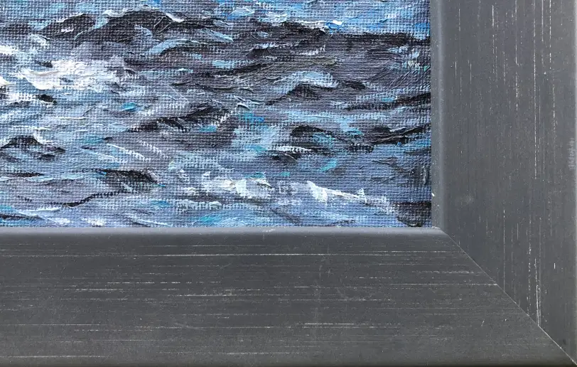 Close up of the dark grey picture frame and its inner edge.